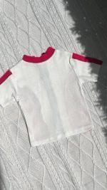 نمای پشت کراپ تیشرت ریسینگ با تم سفید و یقه و سرشانه قرمز