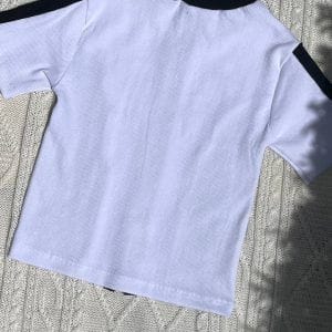 نمای پشت کراپ تیشرت ریسینگ با تم سفید و یقه و سرشانه مشکی