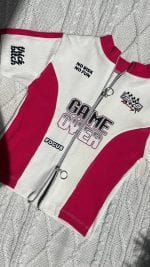 نمای جلو و از نزدیک کراپ تیشرت سفید سرخابی تیشرت کراپ ریسینگ با نوشته گیم اوور