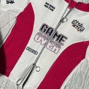 نمای جلو و از نزدیک کراپ تیشرت سفید سرخابی تیشرت کراپ ریسینگ با نوشته گیم اوور