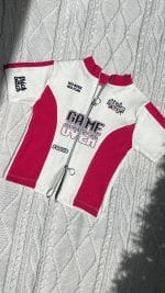 نمای جلو و از دور کراپ تیشرت سفید سرخابی تیشرت کراپ ریسینگ با نوشته گیم اوور