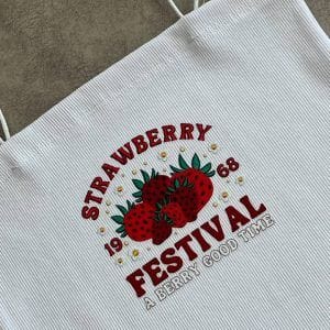 کراپ تاپ بند ماکارون رنگ سفید با طرح توت فرنگی و نوشته فستیوال به انگلیسی دارای بند ماکارون نمای نزدیک جلو