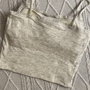 نمای نزدیک از پشت تاپ کاپدار طوسی با حاشیه توری
