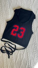 کراپ تاپ بندی مشکی با چاپ عدد بیست و هشت