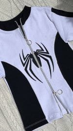 کراپ تیشرت ریسینگ طرح اسپایدر نمای نزدیک