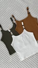 تاپ کراپ سه رنگ سفید و نسکافه ای و سبز