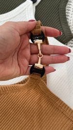 تاپ نسکافه ای نمای نزدیک از سگک