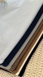 کراپ تاپ یقه اسکی نمای نزدیک نشان دهنده جنس پارچه