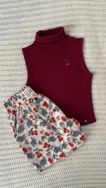 تاپ یقه اسکی طرح آلبالو و شلوارک با طرح آبالو و گلهای آبی