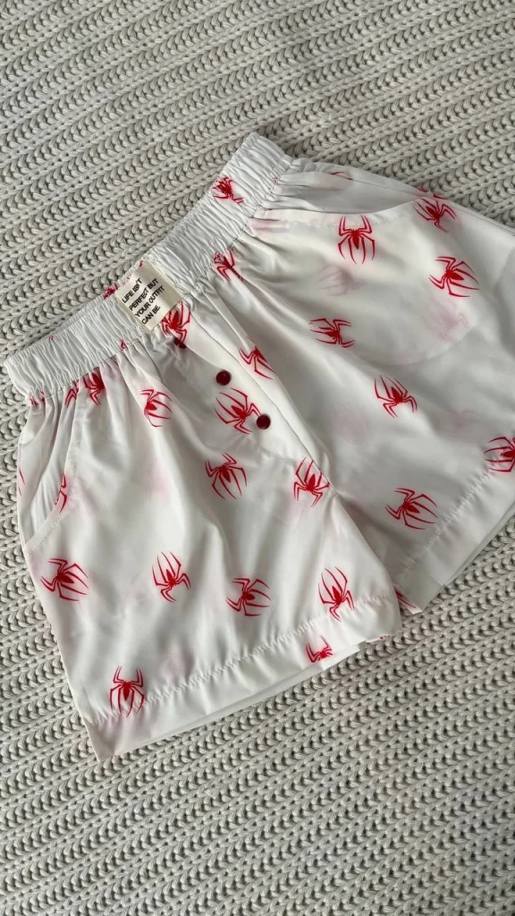 شلوارک نخی سفید با طرح های عنکبوت