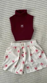 ست تاپ یقه اسکی با طرح عنکبوت و شلوارک سفید با طرح عنکبوت قرمز