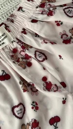 شلوارک سفید با طرح خرس و قلب نمای نزدیم