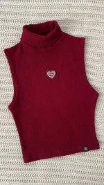 تاپ یقه اسکی قرمز با طرح قلب