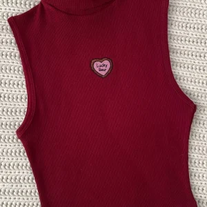 تاپ یقه اسکی قرمز با طرح قلب