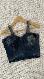 کراپ تاپلکس جین آویز روی جوب لباسی