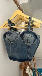 کراپ تاپلکس جین آویز روی چوب لباسی