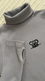 یقه اسکی دخترانه طوسی با طرح کوالا نمای نزدیک