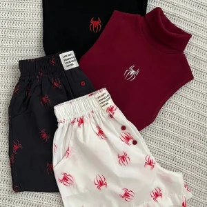 ست لباس راحتی و خانگی دخترانه طرح فانتزی مرد عنکبوتی با بلوز یقه اسکی مشکی و زرشکی مناسب استایل تین‌ایجری