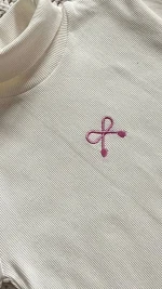 یقه اسکی دخترانه سفید طرح پاپیون صورتی نمای نزدیک