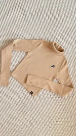 یقه اسکی طرح کرم با گلدوزی سینه طرح بلوبری