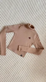 یقه اسکی طرح کرم با گلدوزی سینه طرح بلوط