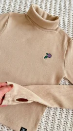 گلدوزی یقه اسکی کرم طرح بلوبری