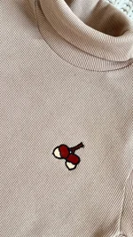 گلدوزی سینه یقه اسکی طرح بلوط نمای نزدیک