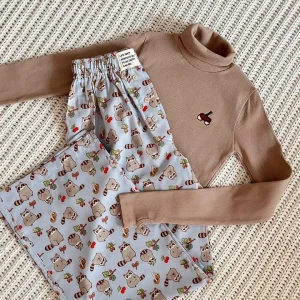 ست دخترانه یقه اسکی آستین فینگر دار و شلوار راحتی زنانه طرح بلوط و راکون